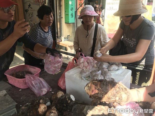 ▲在地農民在路旁販售大甲芋頭、芋頭粿，不少民眾上前購買。（圖／記者陳玉攝）