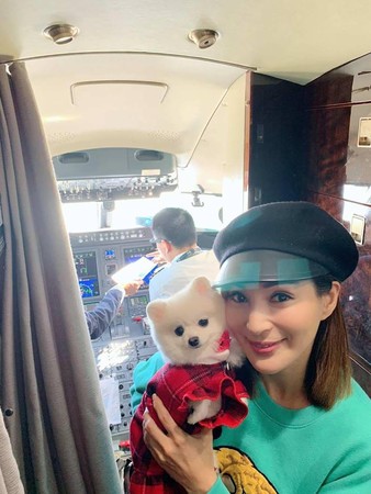 ▲▼羅霖帶愛犬搭私人飛機遊日本大阪。（圖／翻攝自羅霖臉書）
