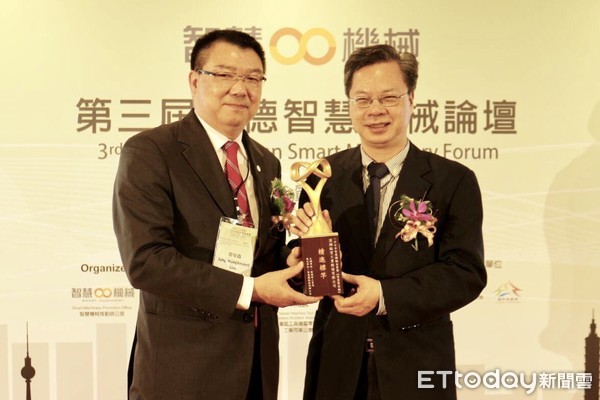 ▲漢翔公司日前獲頒智慧機械金質獎，董事長廖榮鑫（圖左）宣布進入轉型加速年。（圖／漢翔公司提供）