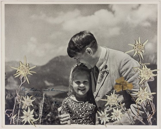 ▲▼希特勒擁抱著猶太裔小女孩尼瑙，並在左下方親筆用深藍色墨水寫下了雙方名字與時間地點。（圖／翻攝自Alexander Historical Auctions臉書粉絲專業）