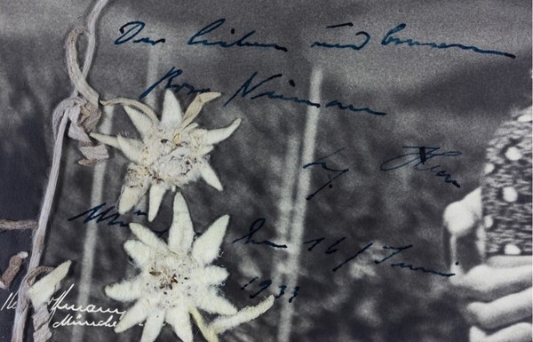 ▲▼希特勒在照片左下方親筆用藍色墨水寫下了雙方名字與時間地點。（圖／翻攝自Alexander Historical Auctions臉書粉絲專業）