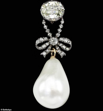 ▲法國瑪麗王后(Marie Antoinette)的水滴狀天然珍珠鑽石墜子(中)，在蘇富比以天價賣出。 （圖／蘇富比官網)