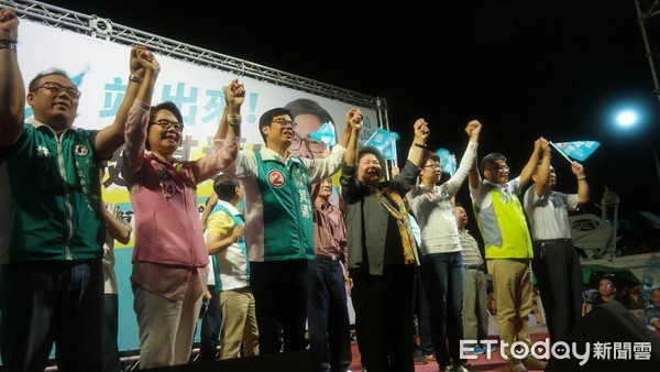 ▲陳菊前往小港挺其邁音樂會輔選             。（圖／記者呂佳賢攝）