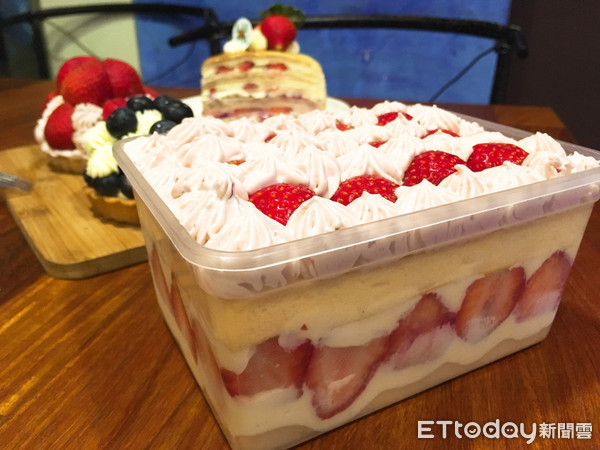 ▲草莓大富翁一盒使用將近30顆草莓。（圖／記者陳建竹攝）
