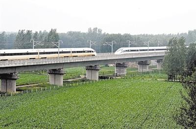 ▲兩輛標準動車組列車於2016年7月15日在鄭徐線上交會。（圖／翻攝自中新網）