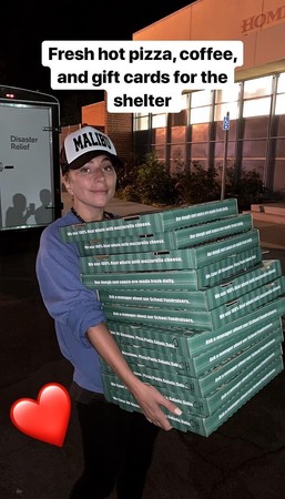 女神卡卡（Lady Gaga）送披薩給災民。（圖／翻攝自女神卡卡IG）