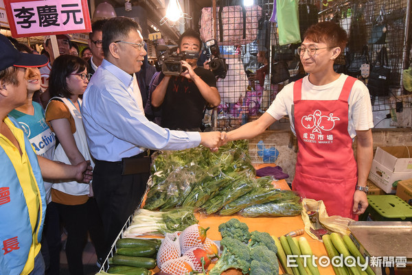 ▲▼台北市長候選人柯文哲前往成功市場掃街。（圖／記者李毓康攝）