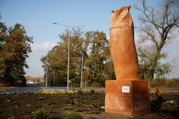 ▲貓頭鷹紀念碑見於2018年11月14日在塞爾維亞基金達 。（圖／路透）