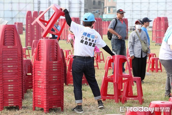 ▲▼韓國瑜17日晚上在鳳山舉辦造勢晚會，地點是在鳳山區高雄市議會旁，造勢大會設計如同演唱會一樣，主辦單位也估算將有10萬人湧入相挺。不少韓粉自發性到現場協助擺3萬張紅板凳。（圖／記者宋德威攝，下同）