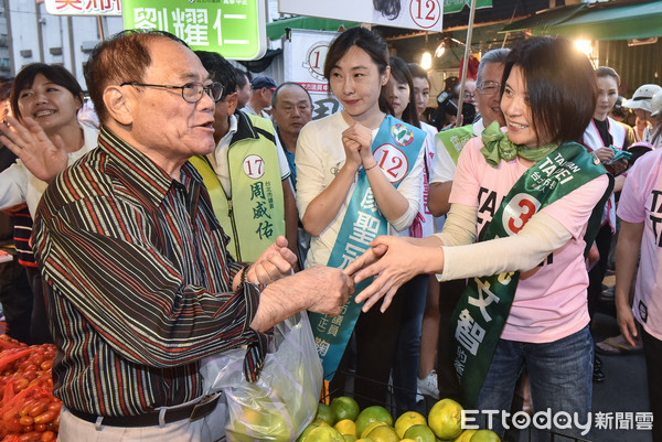 ▲▼姚文智太太潘瓊琪與姚姚姐妹會前往雙和街黃昏市場掃街拜票。（圖／記者李毓康攝）