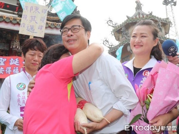 ▲高雄市長民進黨候選人陳其邁被女性支持者擁抱，表情一臉尷尬             。（圖／地方中心翻攝）
