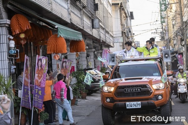 ▲鄭文燦到台中陪林佳龍車隊掃街。（圖／鄭文燦競選總部提供）