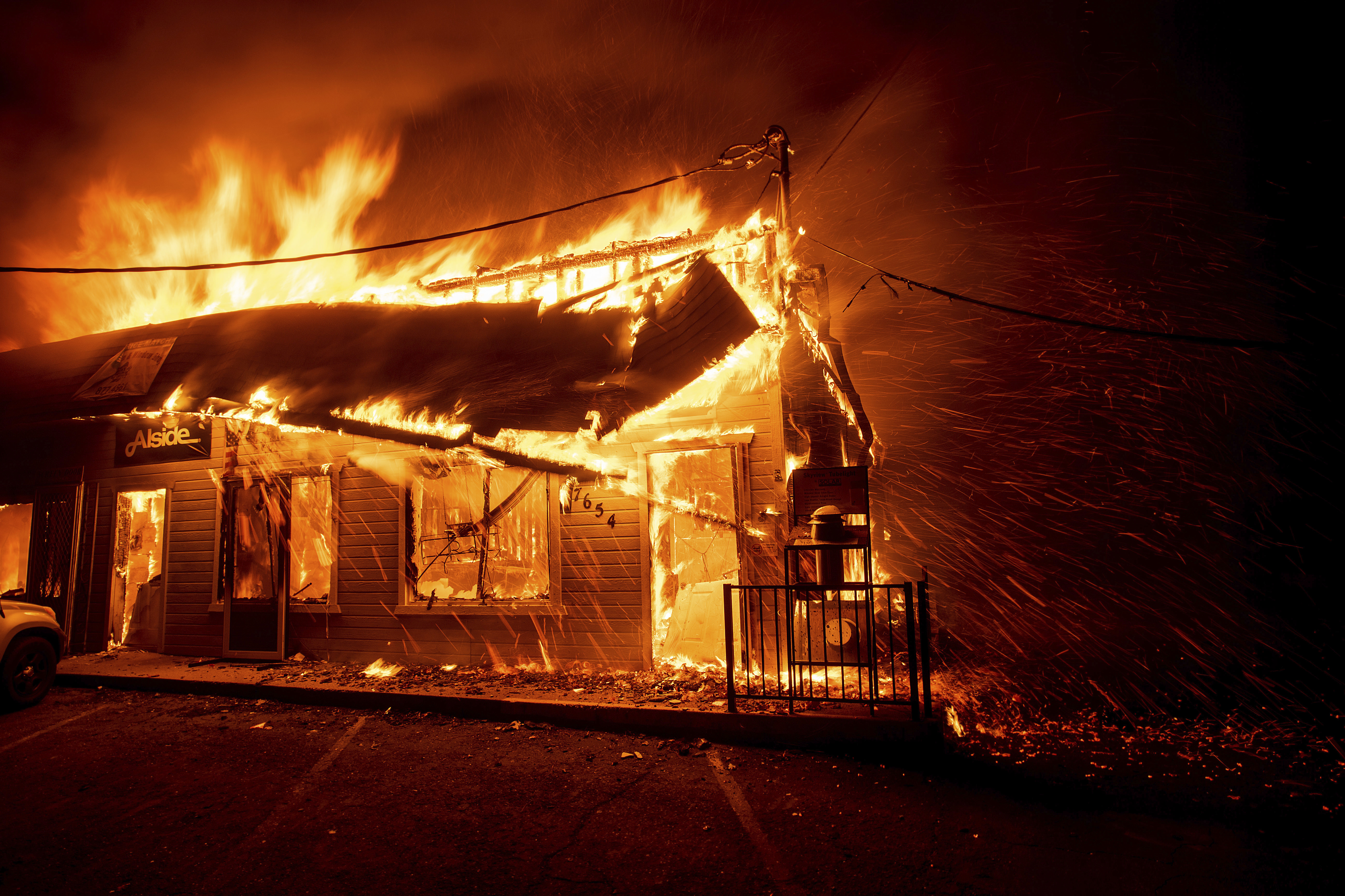 ▲▼2018年11月8日，加州天堂鎮一棟建築遭野火焚毀。（圖／達志影像／美聯社）