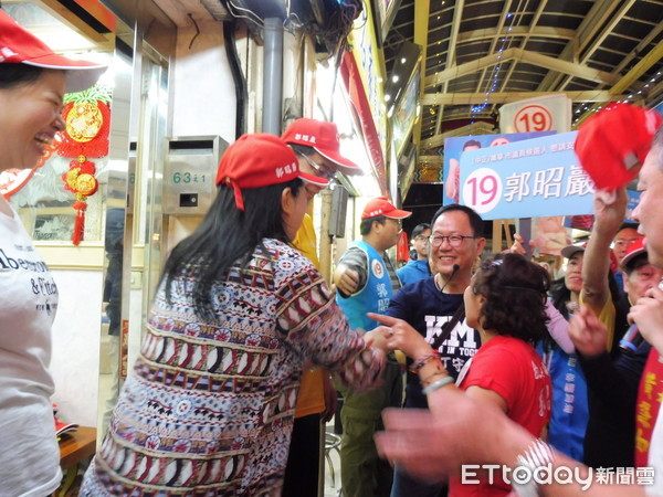 ▲▼國民黨台北市長候選人丁守中狂掃艋舺四夜市。（圖／記者賴于榛攝）