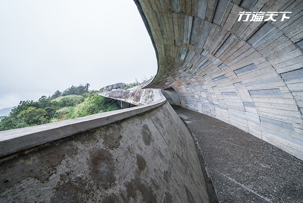 櫻花橋的流線型清水模橋體，是熱門打卡景點。