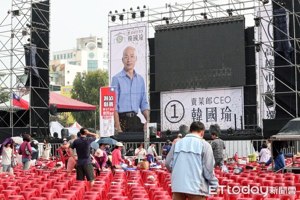 ▲▼造勢晚會會場旁，16日深夜就陸續有韓粉與攤商占位子；現場現烤《翻轉香腸》業者也準備2300份來「備戰」。（圖／記者宋德威攝）