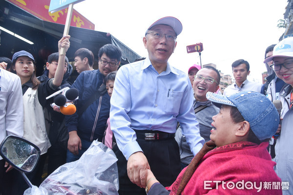 ▲▼台北市長候選人柯文哲於雙和市場掃街。（圖／記者林敬旻攝）