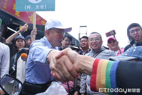 ▲▼台北市長候選人柯文哲於雙和市場掃街。（圖／記者林敬旻攝）