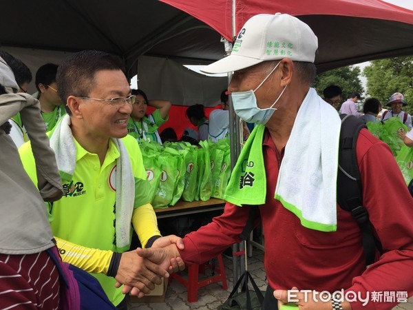 ▲民進黨縣長候選人魏明谷與國民黨彰化縣長候選人王惠美，17日清晨不約而同到八卦山拜票。（圖／記者唐詠絮翻攝，以下同）