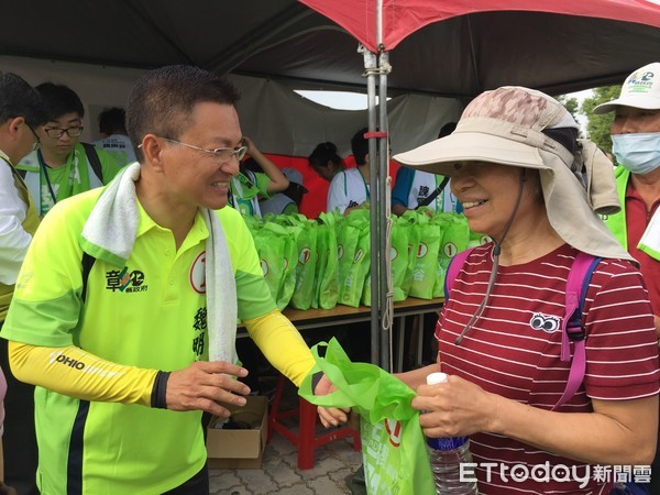 ▲民進黨縣長候選人魏明谷與國民黨彰化縣長候選人王惠美，17日清晨不約而同到八卦山拜票。（圖／記者唐詠絮翻攝，以下同）