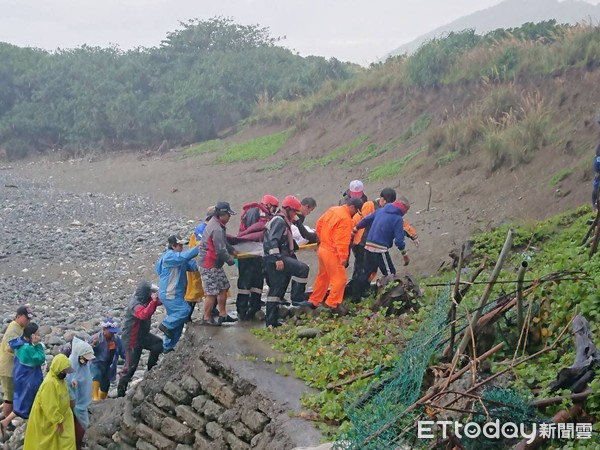 ▲溺水鄉民於當地綠蠵龜民宿近岸海底尋獲，海巡人員初步檢視判斷已明顯死亡，並協助送上救護車。（圖／第一三岸巡隊提供，下同）