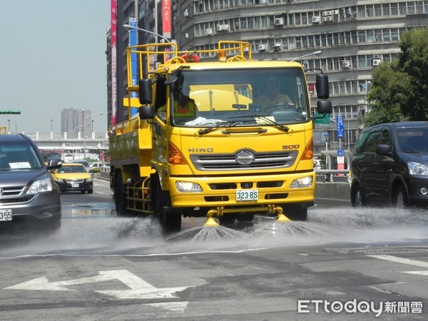 台北馬路溫度飆到60度，北市府出動灑水車。(圖／北市環保局提供)