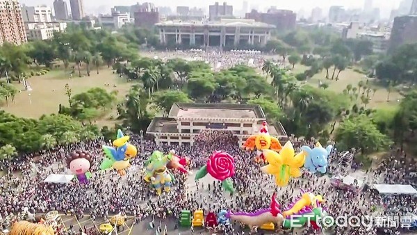 ▲高雄市街頭有「weCARD氣球大遊行」，有大型造型汽球            。（圖／地方中心攝）
