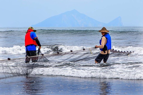 ▲▼「2018東北角暨宜蘭海岸攝影競賽」金牌獎潘同正「遙望龜山島」（上圖）、銀牌獎徐鈺徨「天使階梯」、銅牌獎詹文娟「牽罟風情」。（圖／東北角暨宜蘭海岸國家風景區管理處提供）