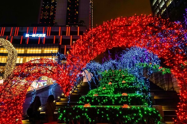 ▲300萬顆星星燈！台北信義米蘭風「浪漫耶誕城」每晚還有燈光秀（圖／統一時代百貨台北店）
