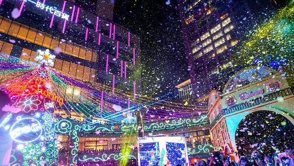 ▲300萬顆星星燈！台北信義米蘭風「浪漫耶誕城」每晚還有燈光秀（圖／統一時代百貨台北店）