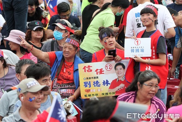 ▲▼韓粉自創10000條《國旗布條》供民眾領取。（圖／記者宋德威攝，下同）