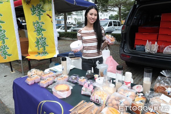 ▲▼國民黨高雄市長候選人韓國瑜競選辦公室規劃大型造勢晚會，17日19時在鳳山區登場，17時左右，現場人數已破5萬人。不少民眾見到韓國瑜小編也爭相拍照，不少韓粉攤販，既使忙到翻，臉上還是留露出歡喜的笑容。（圖／記者宋德威攝，下同）