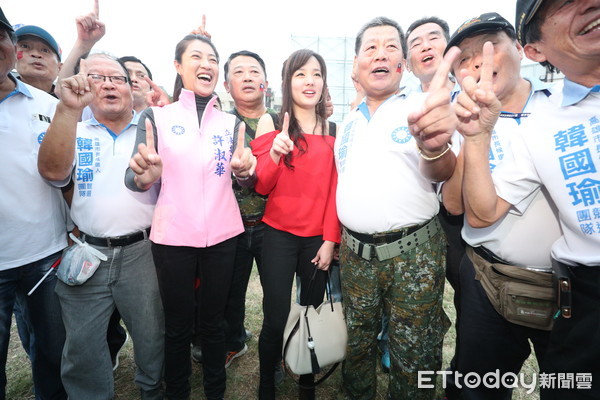 ▲▼韓國瑜女兒韓冰心疼老爸選舉壓力大，現身鳳山造勢要上台給老爸「親一下」。（圖／記者王亞志攝）