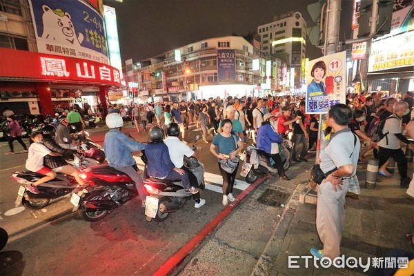 ▲韓國瑜大型造勢晚會，17日19時在鳳山區登場，韓國瑜19時25分抵達舞台後台時，現場人數突破11萬人次。（圖／記者宋德威攝，下同）