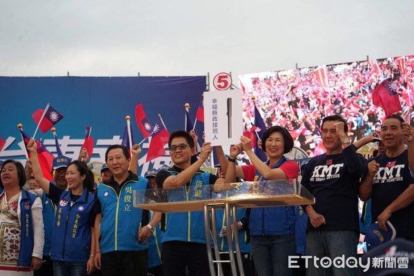 ▲前總統馬英九一星期內2次到台東輔選，17日晚參加饒慶鈴「我要台東幸福 團結造勢大會」，為藍軍所有候選人站台。（圖／饒慶鈴辦公室提供，下同）