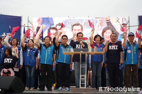 ▲前總統馬英九一星期內2次到台東輔選，17日晚參加饒慶鈴「我要台東幸福 團結造勢大會」，為藍軍所有候選人站台。（圖／饒慶鈴辦公室提供，下同）