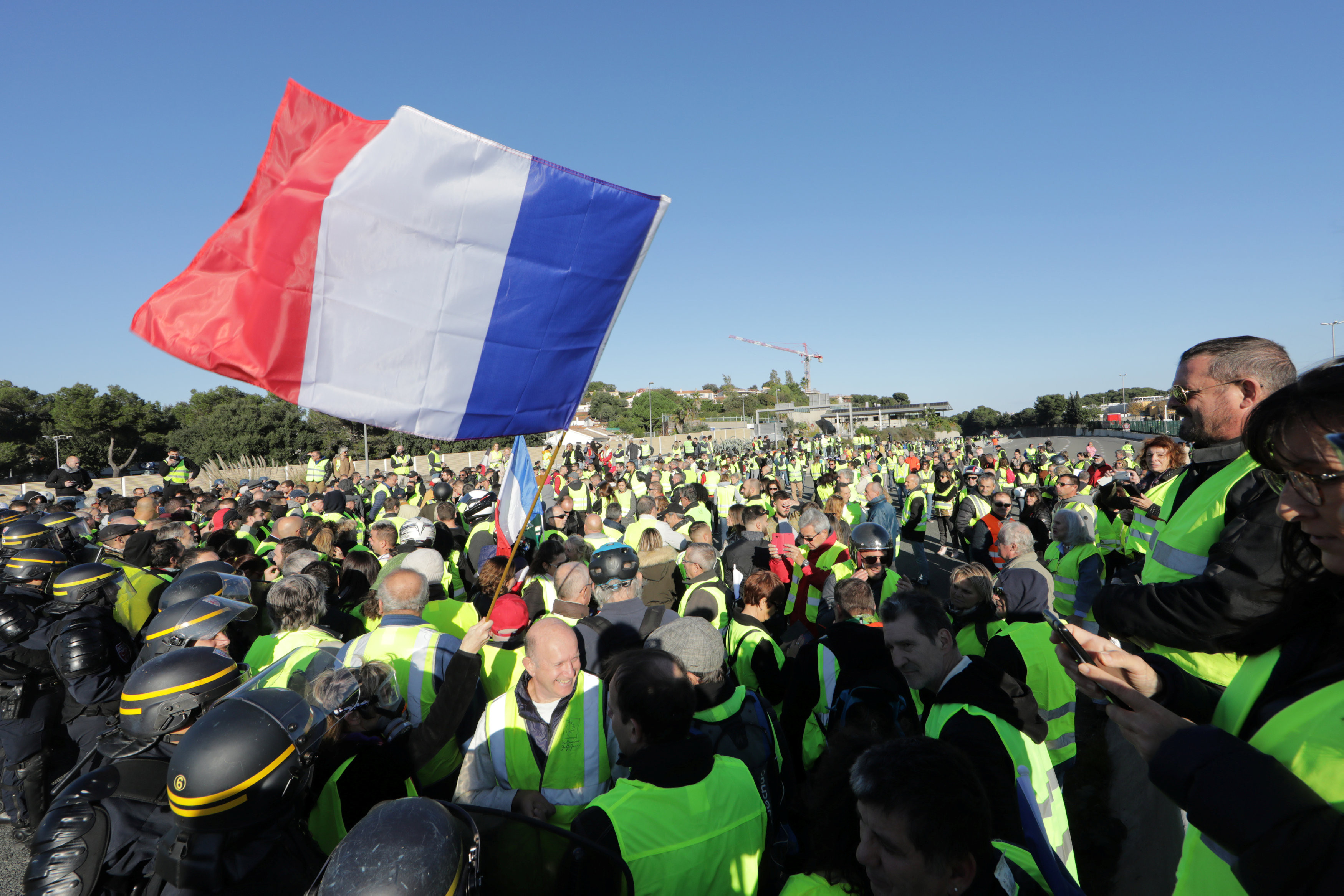 ▲法國多數民眾穿「黃背心」抗議總統馬克宏（Emmanuel Macron）。（圖／路透社）