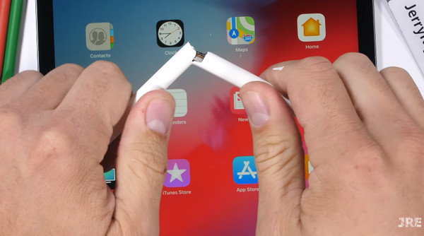 ▲▼▲網路實測iPad pro及Apple Pencil耐用性，結果一折就彎還留下刮痕。（圖／youtube取自youtube）