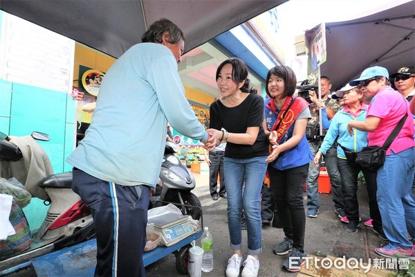 ▲▼韓國瑜妻子李佳芬，18日上午到高雄鳳山傳統市場拜票，現場熱情民眾擠爆街道，爭相握手。（圖／記者宋德威攝，下同）
