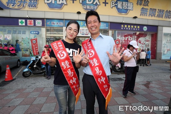 ▲▼韓國瑜妻子李佳芬，18日上午到高雄鳳山傳統市場拜票，現場熱情民眾擠爆街道，爭相握手。（圖／記者宋德威攝，下同）