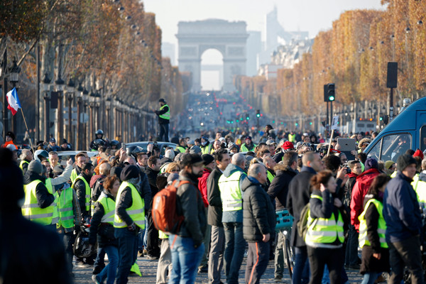 ▲法國多數民眾穿「黃背心」抗議總統馬克宏（Emmanuel Macron）。（圖／路透社）