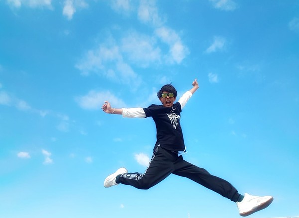 ▲《綜藝大集合》沖繩員工旅遊，阿翔超強自拍。（圖／翻攝自臉書）