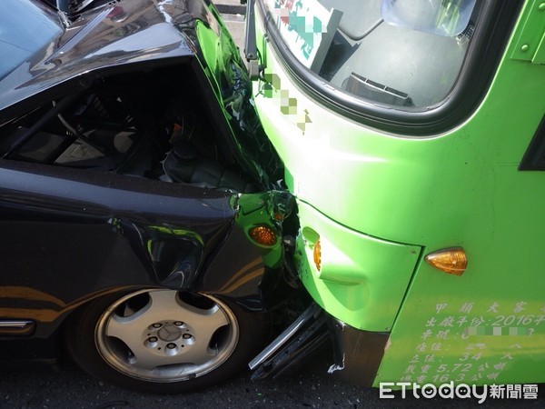 ▲▼賓士逆向撞遊覽車。（圖／記者宋德威翻攝）