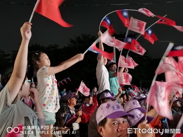 ▲選前超級星期天，18日晚間國民黨籍縣長候選人王惠美、國民黨籍彰化市長候選人張東正聯合舉辦感恩音樂造勢晚會。（圖／記者唐詠絮攝）