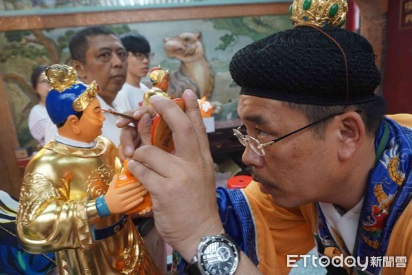 ▲台南市中西區總趕宫即將舉行三朝慶成祈安建醮大典，掌印將軍、持劍將軍神像28年前失竊，東立工業高家為感念倪府聖王公對高家5代恩德，敬獻重塑2位將軍金身，並進行開光儀式。（圖／謝奇峰提供，下同）