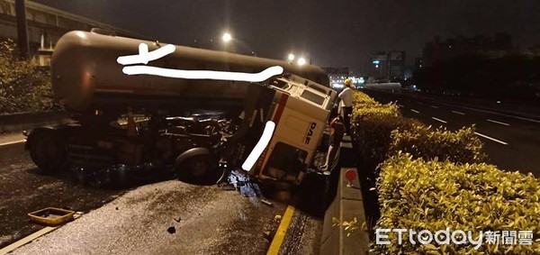 ▲化學槽車因雨天地面濕滑而打滑翻覆。（圖／記者民眾提供）