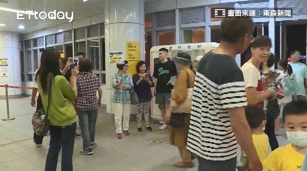 ▲▼陳其邁兒子陳政通參與造勢活動，遭到大批婆媽上前搶拍照。（圖／翻攝自東森新聞）