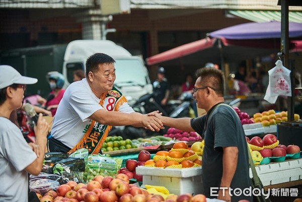 ▲▼ 吳銘賜市場掃街，獲得民眾支持，甚至有人主動上前幫他擦汗 。（圖／翻攝吳銘賜臉書）