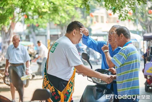 ▲▼ 吳銘賜市場掃街，獲得民眾支持，甚至有人主動上前幫他擦汗 。（圖／翻攝吳銘賜臉書）