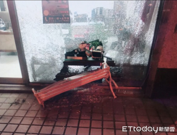 ▲桃園市劉姓議員競選服務處玻璃門遭砸破。（圖／中壢警分局提供）